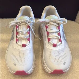 On Running Cloudmonster, Women’s 7.5;